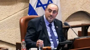 جلعاد كاريف يهاجم رئيس الوزراء الإسرائيلي: “نتنياهو يُجر للبيت الأبيض.. وإسرائيل تأكل السمك الفاسد”